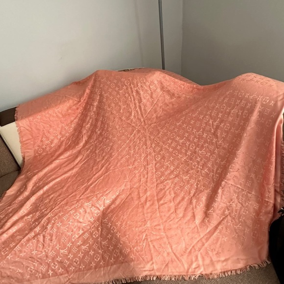 Louis Vuitton Monogram Classic Shawl Rose Pale - Picture 5 of 6